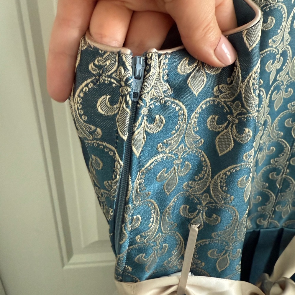 Traditional Dirndl Dress for Octoberfest - Picture 9 of 16